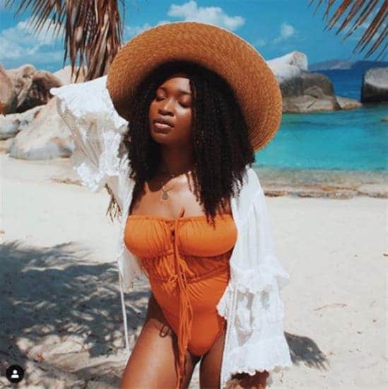 Caribbean Lifestyle Blogger Monique Williams posing on the beach