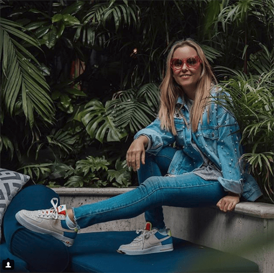 Influencer Nuria wearing jeans and jean jacket with nike tennis shoes