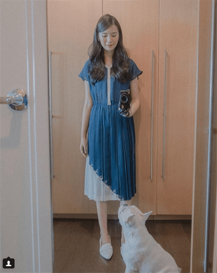 Influencer Tricia Gosingtian taking a mirror selfie with her cat