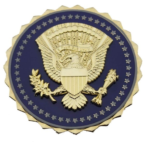 An image showing the blue and gold presidential badge replica given to servants of the US Army and US Navy 