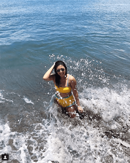 Influencer Dani Barretto in a swimsuit in the ocean