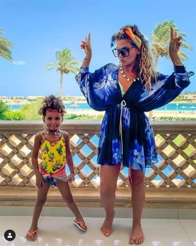 Egyptian Instagram star Noha Elsherbiny posing with her daughter