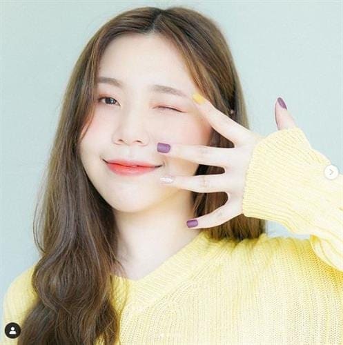 Thai influencer Sungsung showing off her new manicure
