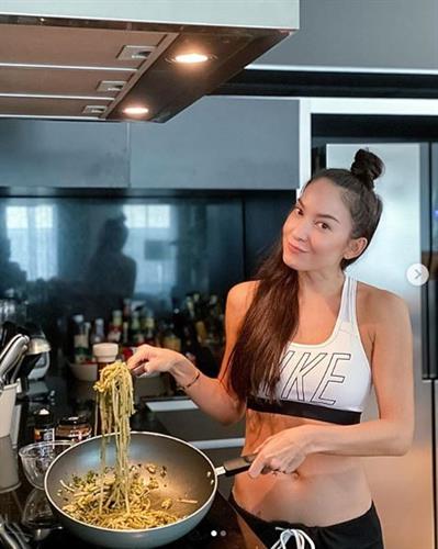 Thai influencer Ase Wang cooking up a late pasta lunch at home
