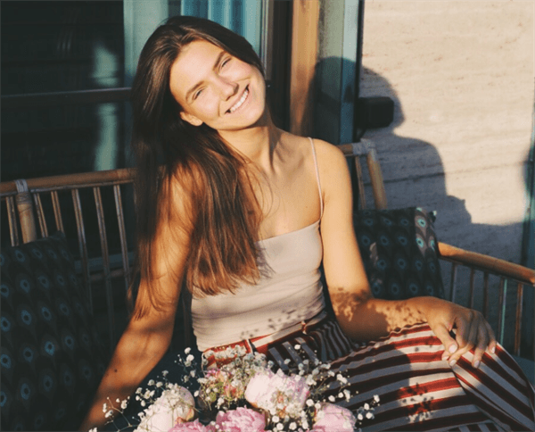 Influencer Lisa Billinger sitting on porch in the sun