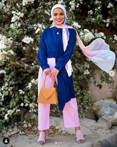 Hijab fashion influencer Sahar Foad in pink and blue