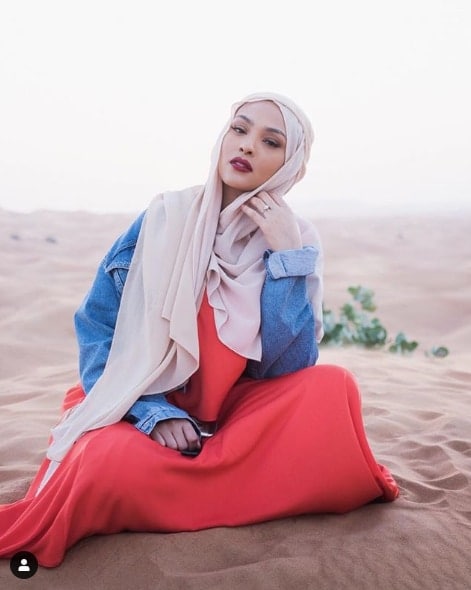 Manal posing on desert floor in Dubai