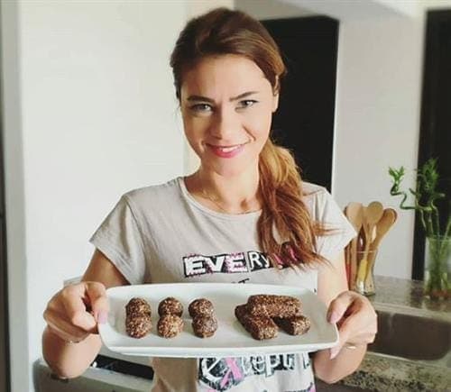 Egyptian nutritionist and influencer Sally Fouad with a plate of protein bars