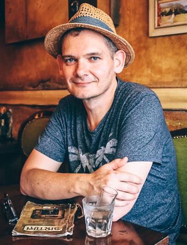 South African photographer and influencer Hein van Tonder sitting at a cafe