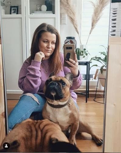 German influencer Daniela taking a selfie with her dog