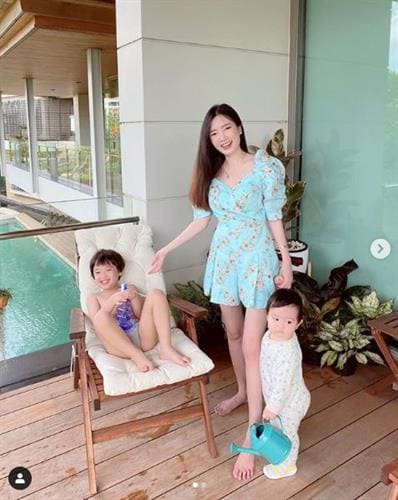 Thai influencer Darathip enjoying a day outdoors with her children 