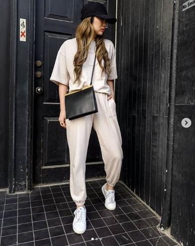 Canadian influencer Tee dressed in a casual monotone outfit in cream styled with a black crossbody and cap